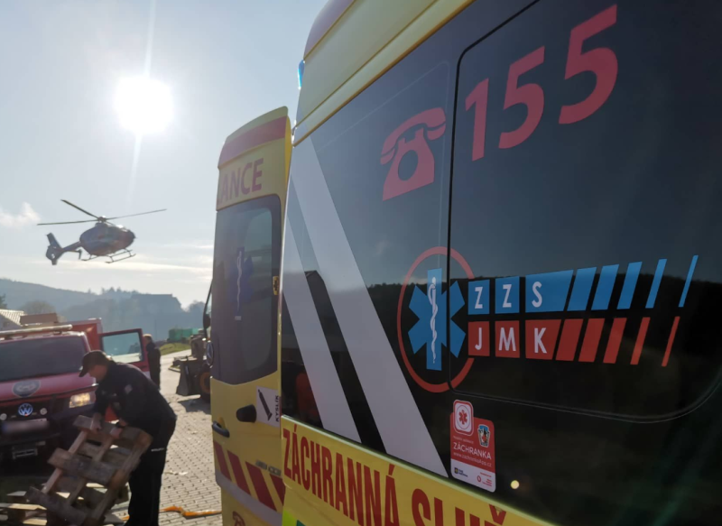 Zavaleného muže z výkopu vytahovali ve středu dopoledne v Lomnici na Tišnovsku. Se středně těžkým zraněním ho přepravil vrtulník do bohunické nemocnice.
