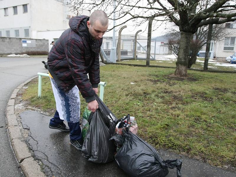 Propouštění vězňů z kuřimské věznice.