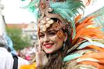 Exotické krásky v kostýmech, jaké známe z karnevalů v Riu, protančily centrem Brna.