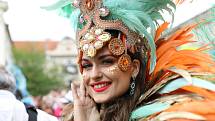 Exotické krásky v kostýmech, jaké známe z karnevalů v Riu, protančily centrem Brna.