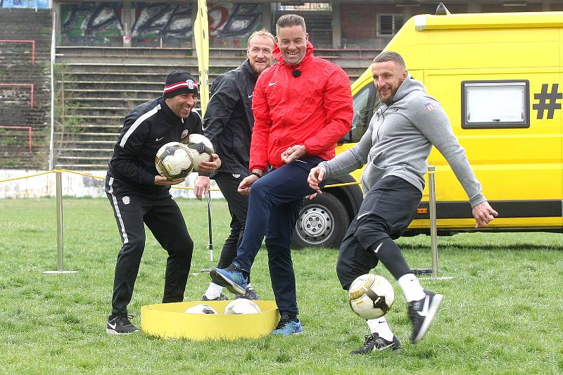 Fotbalové legendy brněnské Zbrojovky při natáčení klipu projektu PŘIHRAJ na stadionu za Lužánkami.