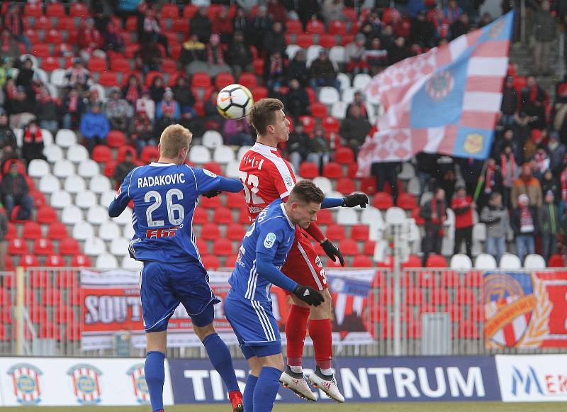 Fotbalisté Zbrojovky Brno (v červeném) porazili Olomouc 1:0.