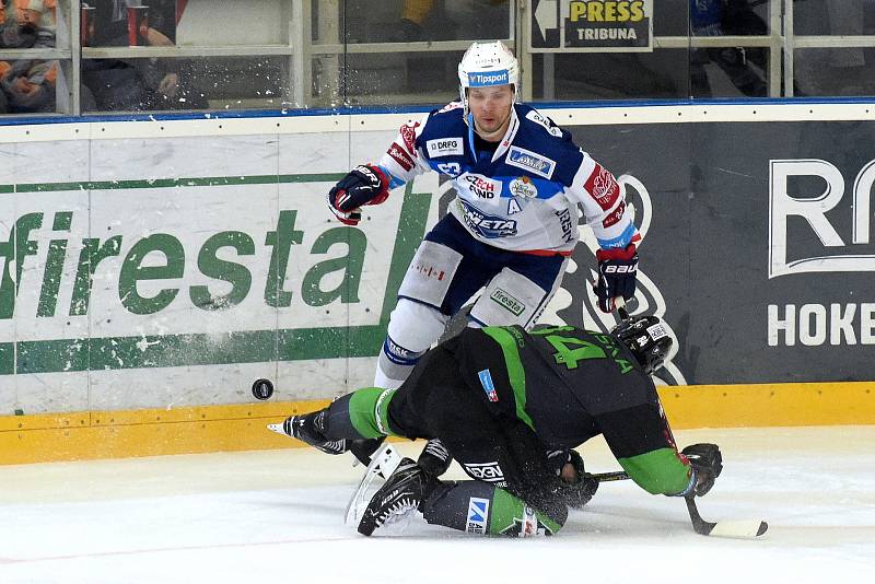 Hokejisté Komety Brno (v bílém) podlehli Mladé Boleslavi 0:2.