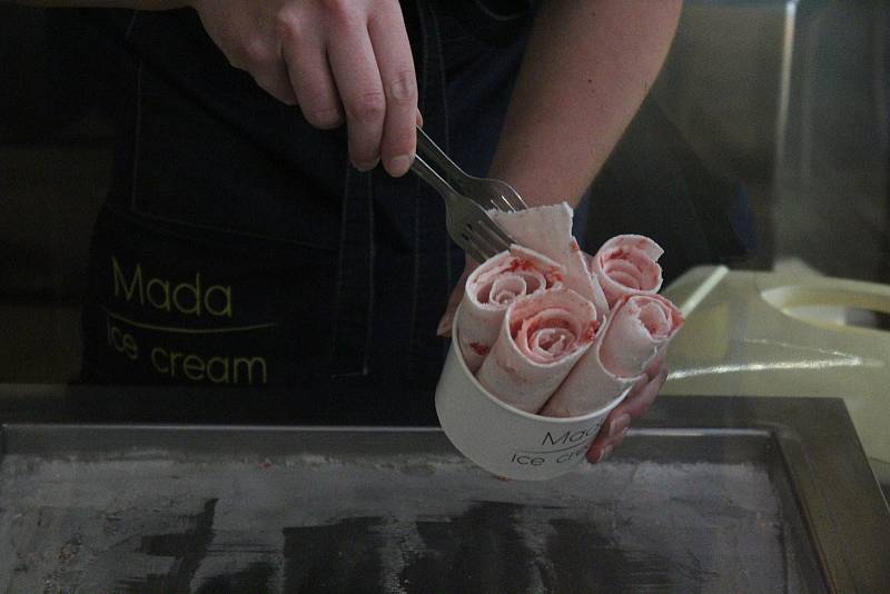 Výroba rolované zmrzliny v cukrárně Mada icecream na Kapucínském náměstí.