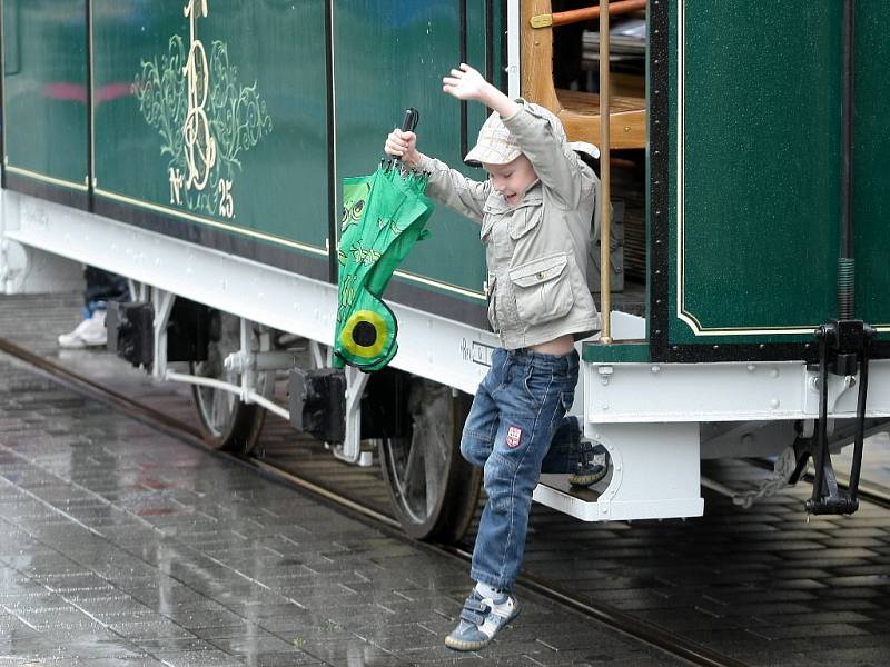 Historické tramvaje a autobusy na náměstí Svobody v Brně.