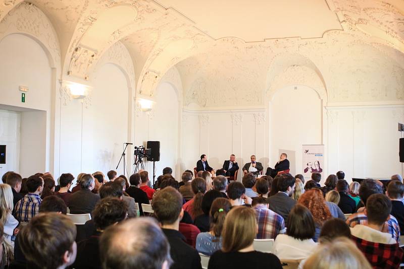 Bývalý ministr zahraničí Karel Schwarzenberg debatoval s lidmi v Brně.