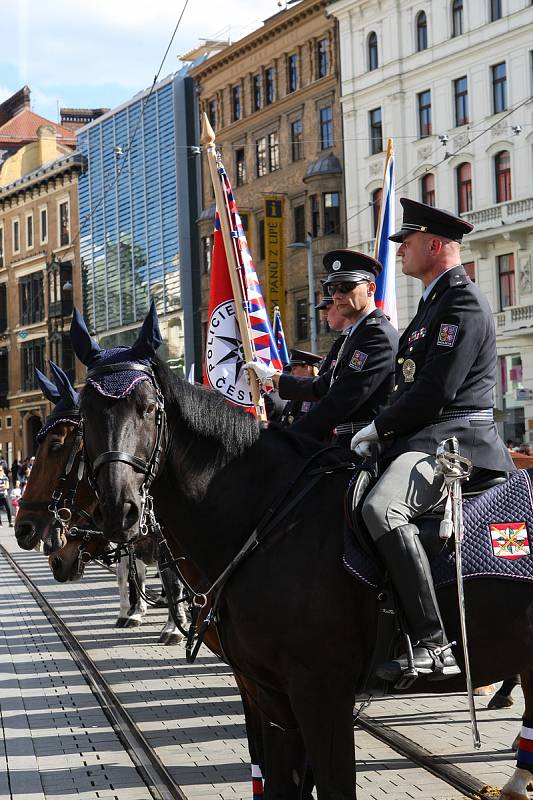 Policisté nejen z České republiky se v sedlech koní představili lidem na náměstí Svobody.