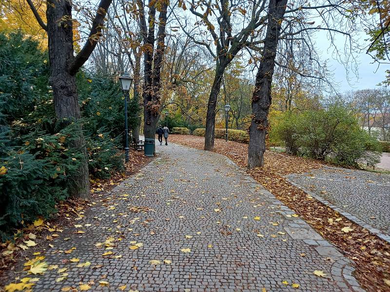 Současná podoba parku pod Špilberkem. V budoucnu jej může protnout kolejová dráha vedoucí od Husovy ulice k hradu.