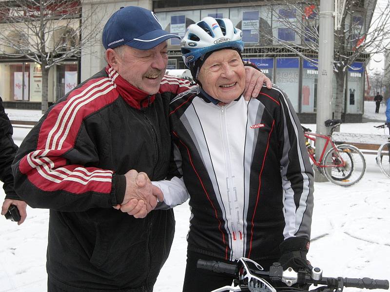 Průkopník brněnských cyklistických vyjížděk Vlastimil Bartoš (vpravo).