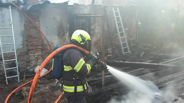 U požáru rodinného domu zasahovali v sobotu večer jihomoravští hasiči.