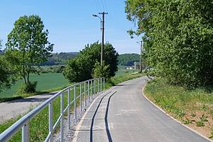 Tříkilometrový úsek z Čebína do Drásova využijí cyklisté od neděle. Asfaltový povrch umožní projížďku také na inlinech.