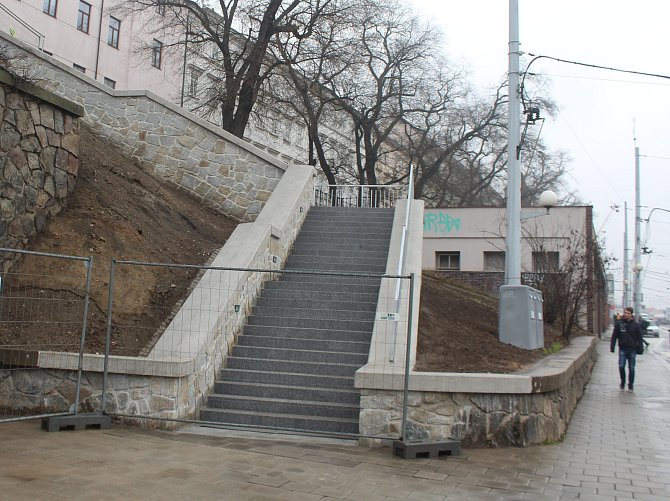 Nové schody na Nových sadech v centru Brna jsou zatím zavřené, čeká se na jejich kolaudaci.