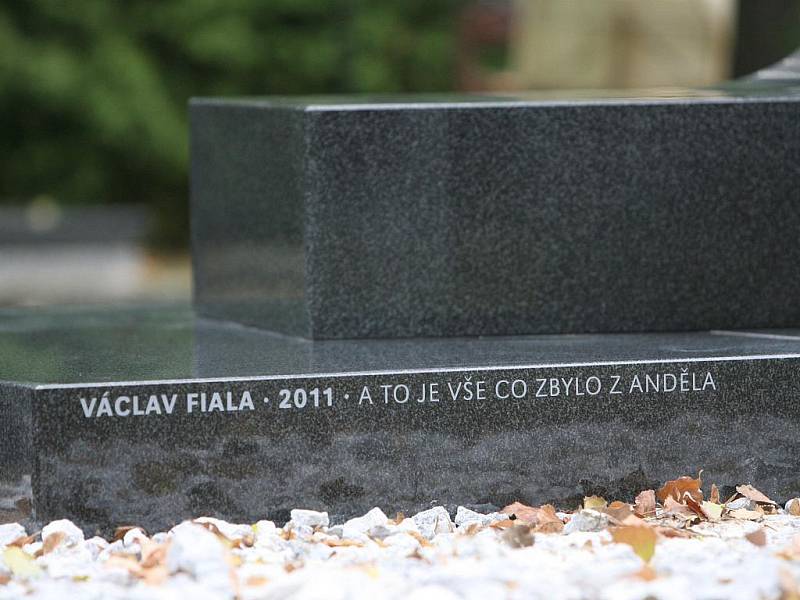 Socha výtvarníka Václava Fialy na Ústředním hřbitově v Brně.