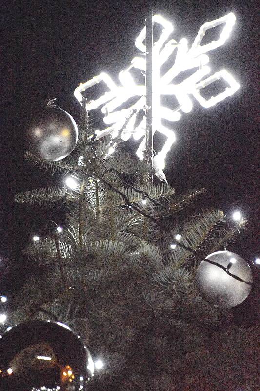 Ve Střelicích u Brna o první adventní neděli slavnostně rozsvítili vánoční strom.