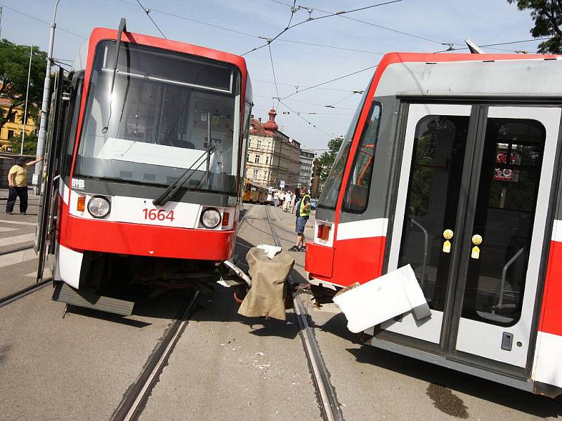 Vykolejená tramvaj na Moravském náměstí v Brně.