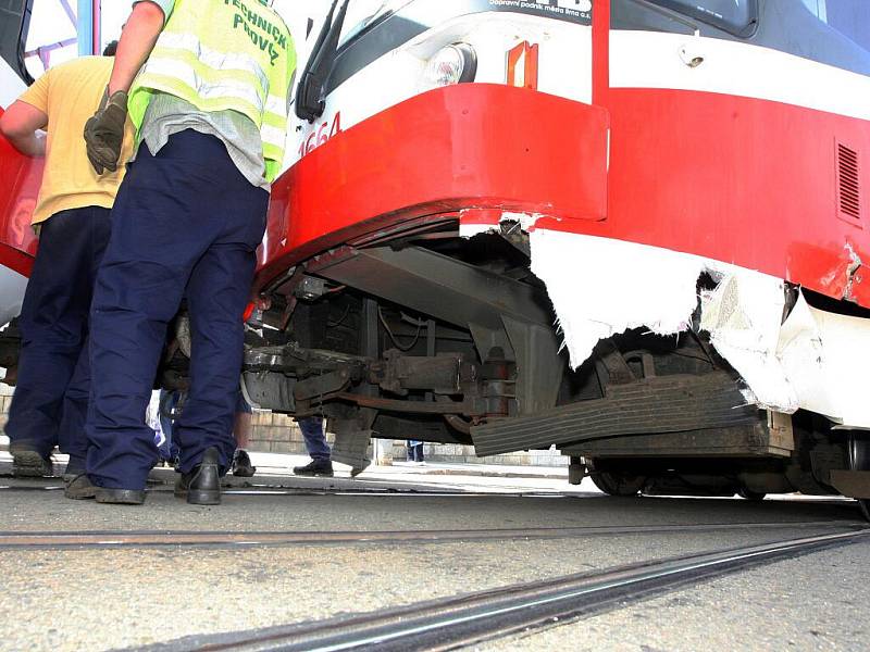 Vykolejená tramvaj na Moravském náměstí v Brně.