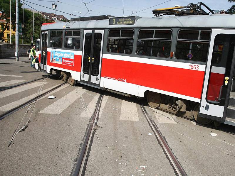 Vykolejená tramvaj na Moravském náměstí v Brně.