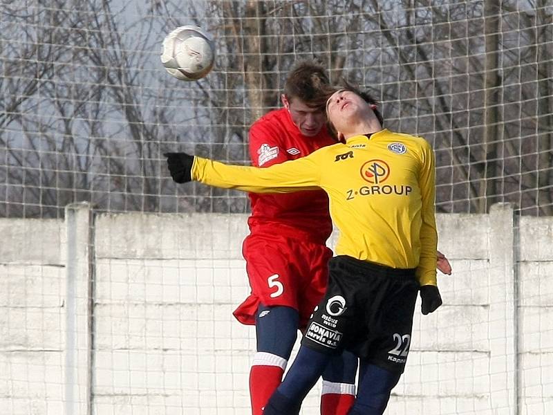 Fotbalisté brněnské Zbrojovky (v červeném) zdolali 1. FC Slovácko 2:0.