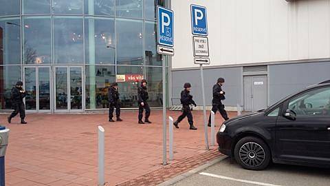 Musíte okamžitě ven, oznámili policisté v pátek odpoledne zákazníkům nákupního centra Olympia. „Celé středisko jsme evakuovali. Více informací zatím nemůžeme sdělit, situaci prověřujeme," informovala mluvčí brněnských policistů Andrea Cejnková.