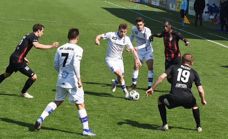 Líšeňští fotbalisté (v bílém) remizovali ve dvacátém kole FORTUNA:NÁRODNÍ LIGY s Viktorií Žižkov 1:1. V této sezoně doma ještě neprohráli.