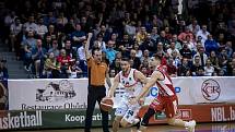 Brněnští basketbalisté (v bílém) oslavili postup do semifinále, když zdolali 4:3 na zápasy Pardubice.