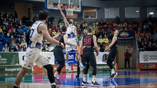 Brněnští basketbalisté (v bílém) drží sérii tří vítězných utkání v řadě.