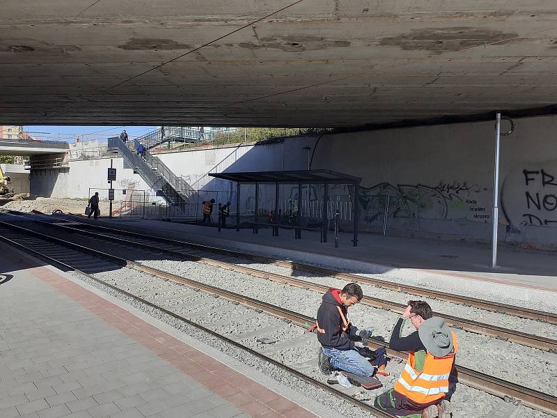 Přístřešek umístěný pod mostem na brněnské Osové tramvajové zastávce ve směru do Starého Lískovce už zmizel.