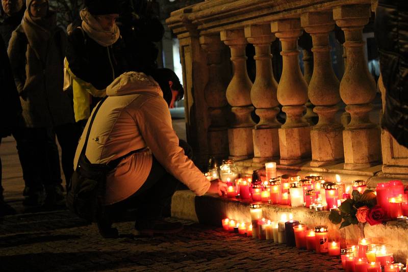 Na brněnském náměstí Svobody si lidé připomněli zapálením svíček Jana Palacha. Student se upálil přesně před půl stoletím.