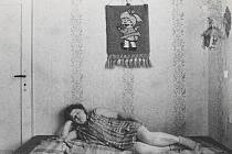 Snímek odpočívající ženy může kompozičně připomínat známý obraz Spící Venuše italského renesančního malíře Giorgioneho. Antickou bohyni lásky však v tomto případě nahradila česká venkovanka v zástěře a ponožkách.