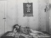 Snímek odpočívající ženy může kompozičně připomínat známý obraz Spící Venuše italského renesančního malíře Giorgioneho. Antickou bohyni lásky však v tomto případě nahradila česká venkovanka v zástěře a ponožkách.