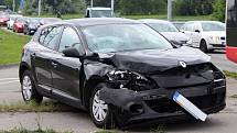 Osobní auto se srazilo v pátek odpoledne v brněnské Novolíšeňské ulici s autobusem. Zranili se čtyři lidé.