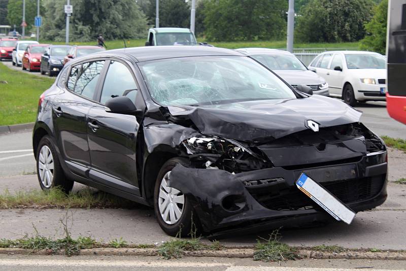 Osobní auto se srazilo v pátek odpoledne v brněnské Novolíšeňské ulici s autobusem. Zranili se čtyři lidé.