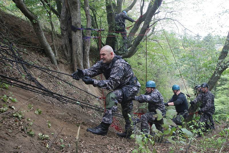 Cvičení Městské policie Brno v Rudickém propadání na Blanensku.