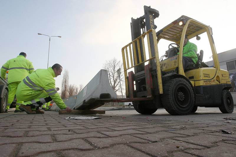 Odstraňování betonových bloků v brněnské ulici Sportovní.