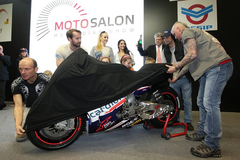 Na ve čtvrtek zahájeném brněnském Motosalonu slavnostně odhalili motorku Karla Abrahama pro nadcházející sezonu.