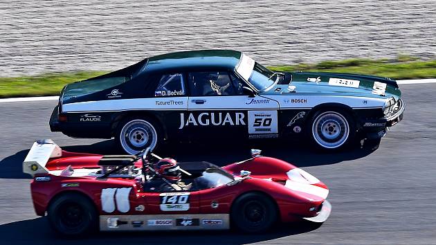 Závodní řidič Jaguaru XJS David Bečvář ovládl víkend šampionátu HistoCup na Salzburgringu.