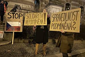 Připomeňte si lednovou demonstraci kvůli podmínce za znásilnění dívky nevlastním otcem z Vyškovska. Lidé se sešli u soudu v Brně.