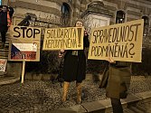 Připomeňte si lednovou demonstraci kvůli podmínce za znásilnění dívky nevlastním otcem z Vyškovska. Lidé se sešli u soudu v Brně.
