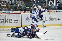 Brněnští hokejisté (v bílém) porazili Liberec na jeho ledě 3:2.