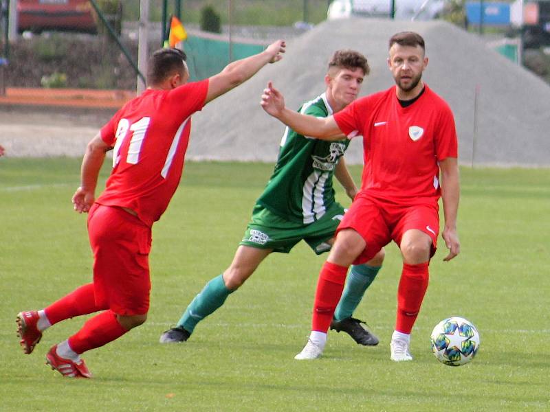 Fotbalisté Bohunice (červené dresy) obdrželi v sedmém kole krajského přeboru s Rousínovem čtyři branky, tentokrát udrželi nulu.