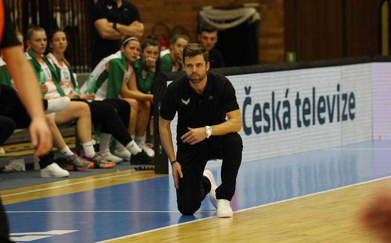 Před necelým rokem smutnily, soupeři se však pomstily. Královopolské basketbalistky (v zeleném) si v semifinále smlsly na Žabinách, které porazily 71:38 a postoupily do boje o zlato ve Final Four Českého poháru hrajícího se v Nymburku.