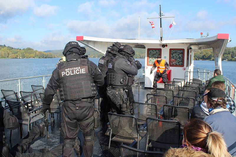 Zásah proti ozbrojeným výtržníkům na lodi trénovali v pondělí na Brněnské přehradě strážníci. Jednalo se o historicky první cvičení, do kterého zároveň zapojili psovody, poříční i pořádkovou jednotku městské policie.