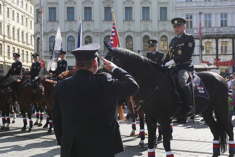 Policisté nejen z České republiky se v sedlech koní představili lidem na náměstí Svobody.