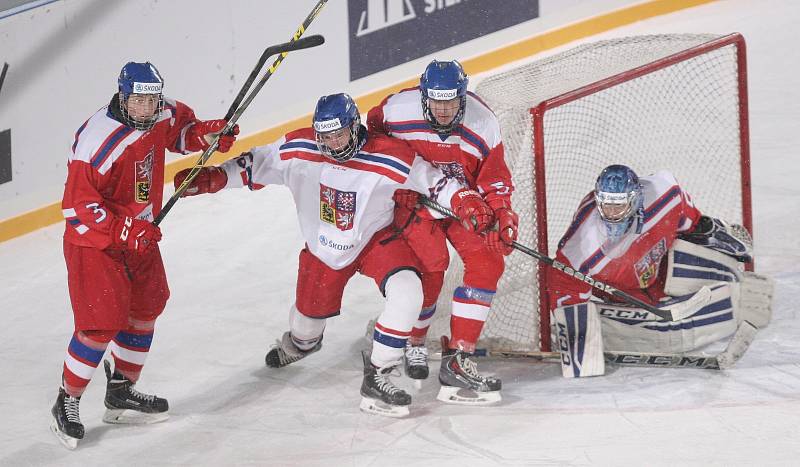 V mobilní aréně pod otevřeným nebem za Lužánkami se v úterý odehrál duel mezi moravským (v červeném) výběrem do šestnácti let a stejně starými hokejisty z Čech. 