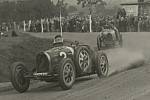 Na startu premiérového závodu na Masarykově okruhu nechyběl 28. září 1930 ani český pilot Jiří Lobkowicz v Bugatti (na snímku vepředu). Foto: archiv Automotodromu Brno
