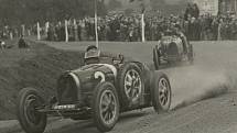 Na startu premiérového závodu na Masarykově okruhu nechyběl 28. září 1930 ani český pilot Jiří Lobkowicz v Bugatti (na snímku vepředu). Foto: archiv Automotodromu Brno