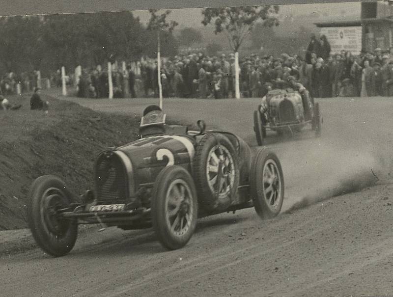 Na startu premiérového závodu na Masarykově okruhu nechyběl 28. září 1930 ani český pilot Jiří Lobkowicz v Bugatti (na snímku vepředu). Foto: archiv Automotodromu Brno