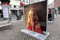 Velké fotografie žen, které prošly rakovinou, jsou k vidění na Malinovského náměstí v Brně. Vychází z kalendáře Nebýt na to sama.