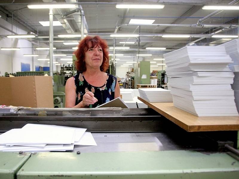 Společnost Papírny Brno má v Křenové ulici v Brně dvě hlavní výrobní haly. V jedné vznikají sešity a bloky. Ve druhé stroje vyrábějí záznamové knihy. 