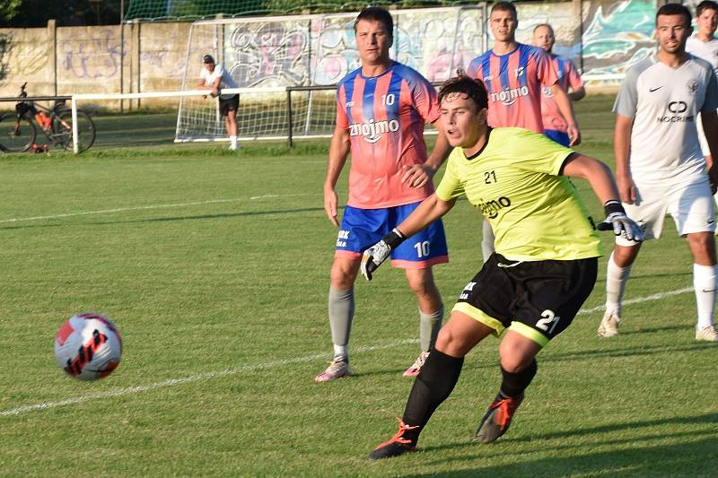 Fotbalový šoumen Petr Švancara se za Střelice uvedl dvěma góly proti FK Znojmo a pomohl k výhře 6:1.